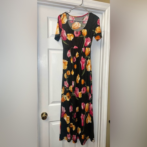 Dresses & Skirts - BUNDLE 5 for $50 👗👚
Floral Maxi Dress with Pink and Orange Flowers